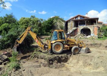 digging an ecological swimming pool by B3KM EcoDesign