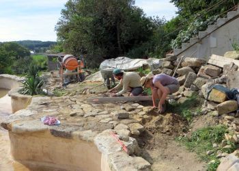 Faire une terrasse de piscine naturelle avec des pierres par B3KM EcoDesign